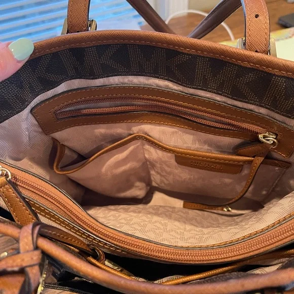 Michael Kors purse - Picture 4 of 4